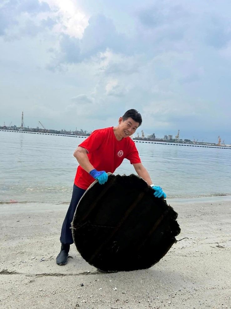 Siew Keong clearing trash from the beach at Punggol Point Jetty